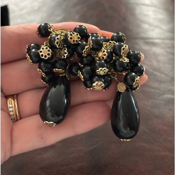 Vintage acrylic and gold tone Cha-Cha clip on earrings - Picture 4 of 8